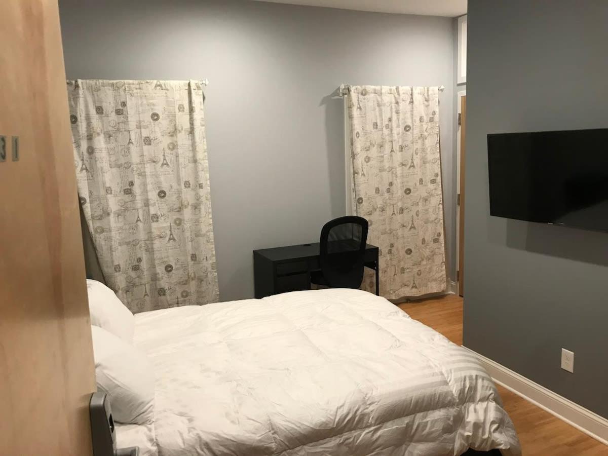 Private Room With Private Bathroom 丹伯里 外观 照片